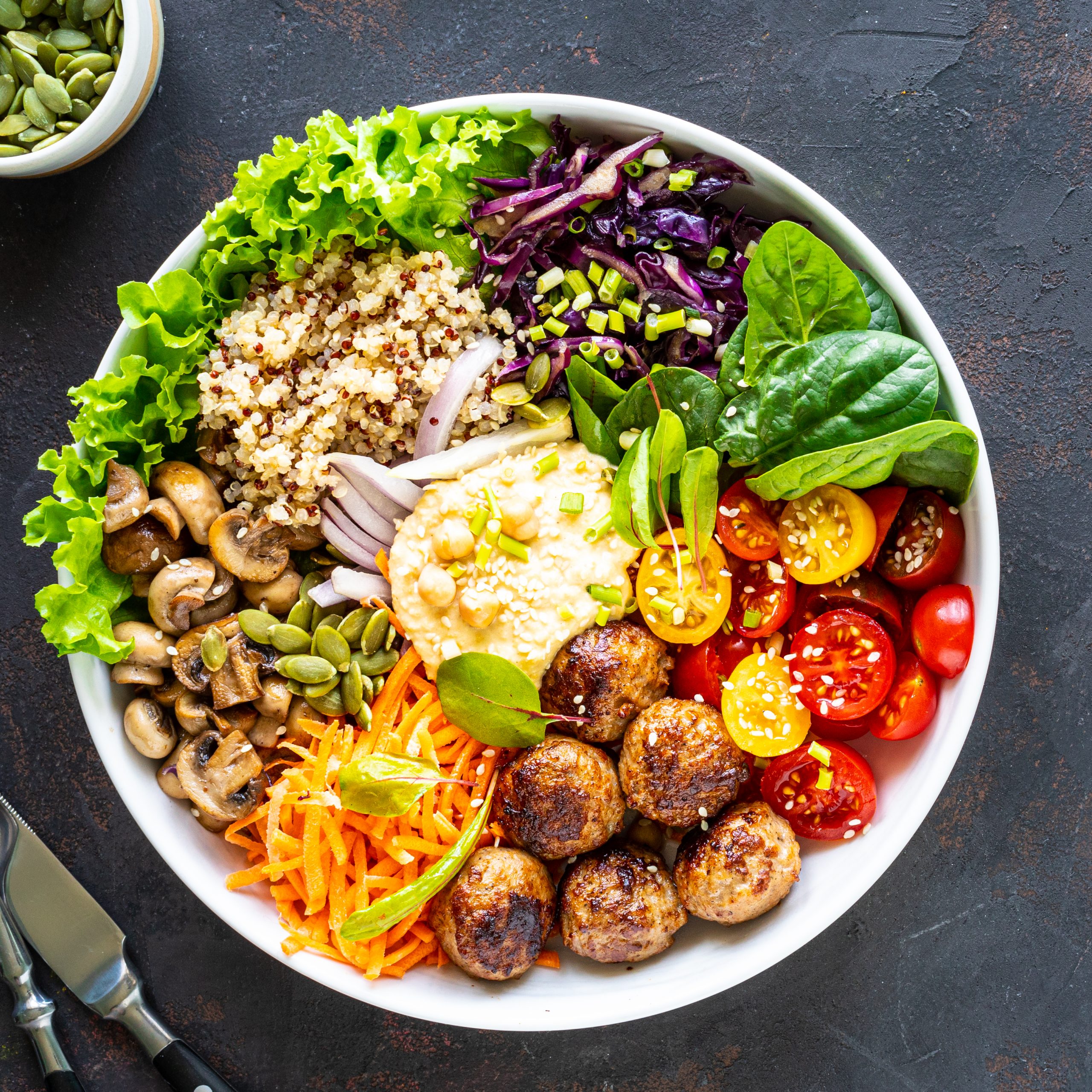 Fotografía de un bol de ensalada con varios alimentos, incluyendo carne.